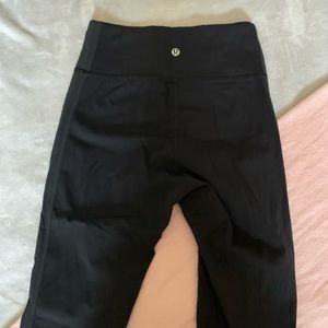 Black lululemon cropped leggings